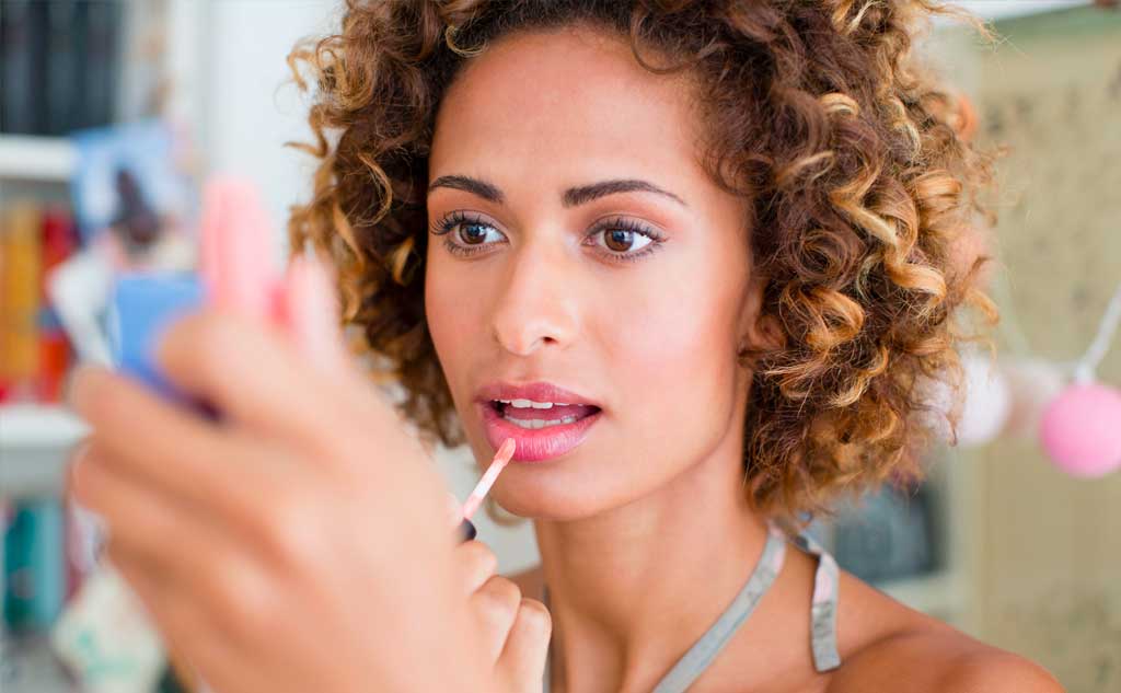 Doing hair, nails and makeup is another habit of being an elegant woman.