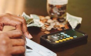 Amora V Lifestyle has 10 Spending Habits that are Keeping You Broke.