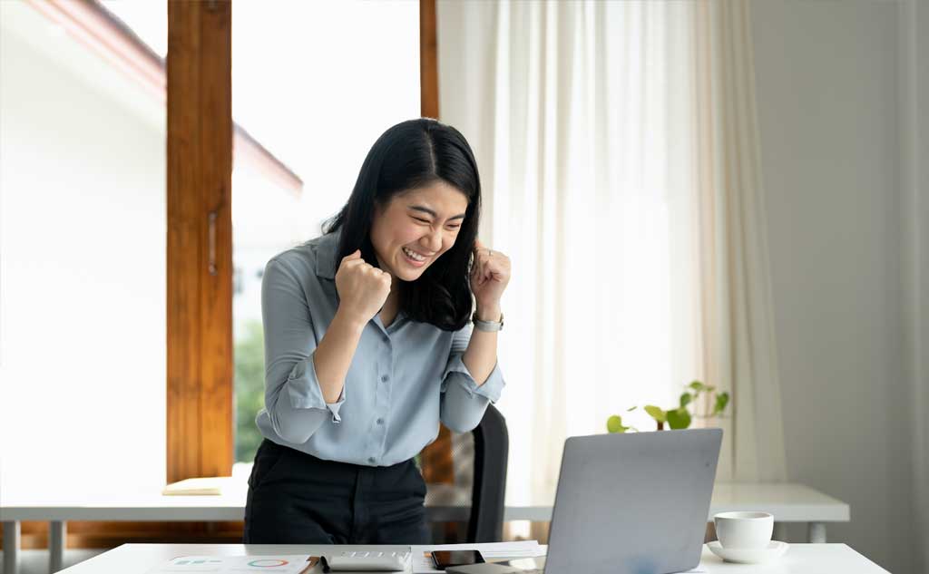 Having a positive mindset, focusing on growth and finding gratitude in all things helps you have the right mindset for a more successful life.