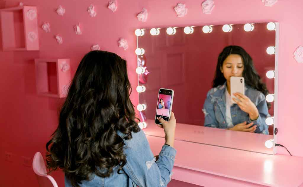 The selfie room is a great attraction that is taking the nation by storm. It is the ability to take photos in room that are decorated in different crazy themes. Making it a fun outing for the whole family.